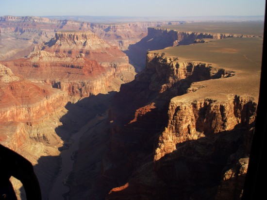 Der Grand Canyon vom Helikopter aus, unten ist der Colorado River zu sehen